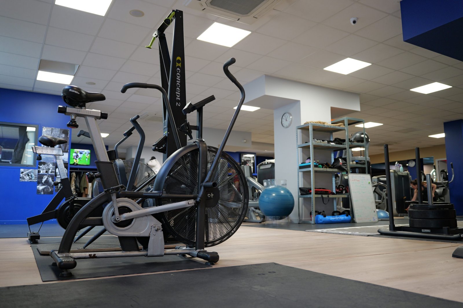Espace d’entraînement GinoGym avec équipements cardio